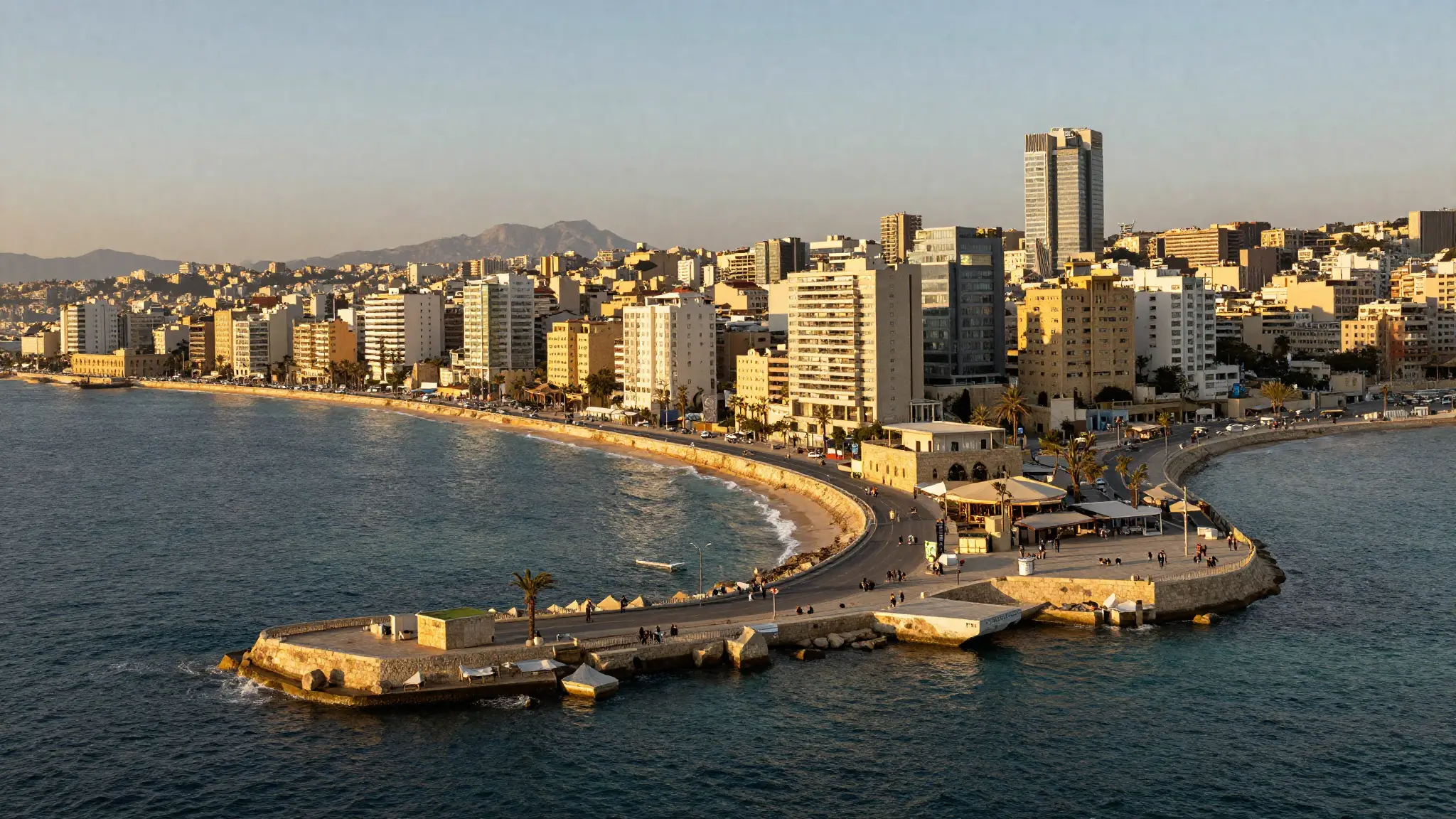 منظر بانورامي لمدينة بيروت عاصمة لبنان على ساحل البحر الأبيض المتوسط عند الغروب